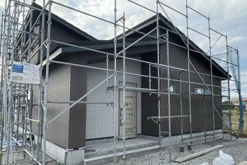 
              外壁のタイル貼り完了