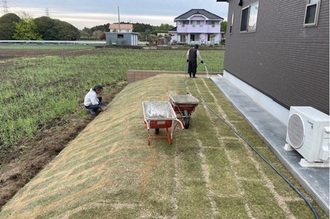 天然芝の施工を行いました。一枚ずつ丁寧に仕上げています。