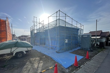 
              本日上棟 !  暑さより熱い職人たち